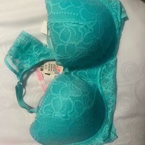 Victorias Secret brand new 36 DD lace bras great condition